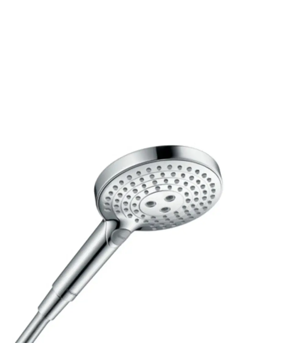 Hansgrohe Handbrause mit runder, flacher Kopfpartie und mehreren Auslasslöchern, montiert auf einem schmalen, verchromten Griff.